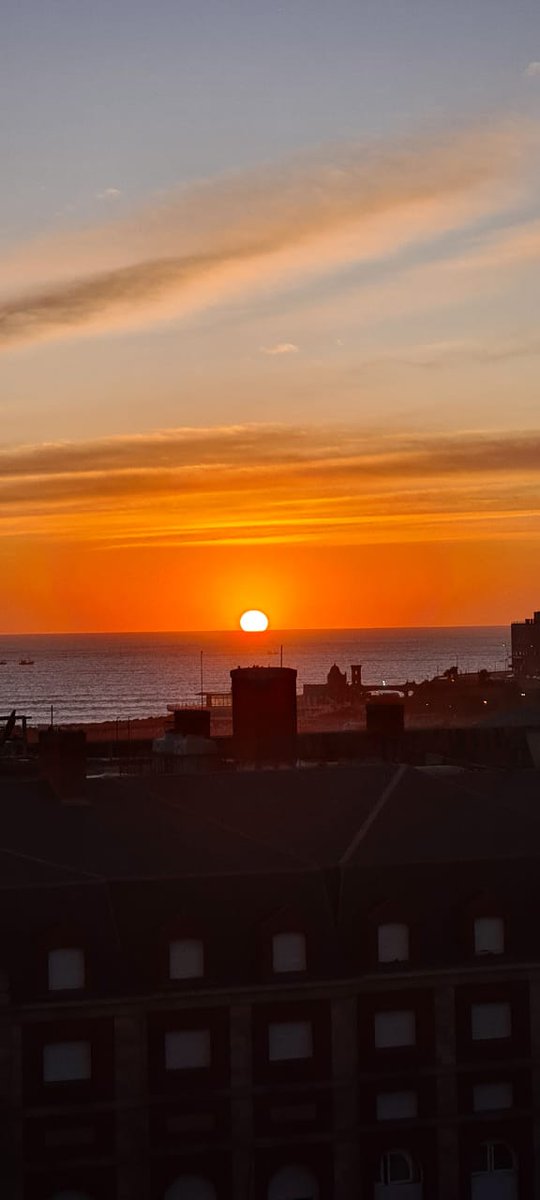 Prof_chavi's tweet image. Amanecer en Mardel... 🧉⛱️🍹😉