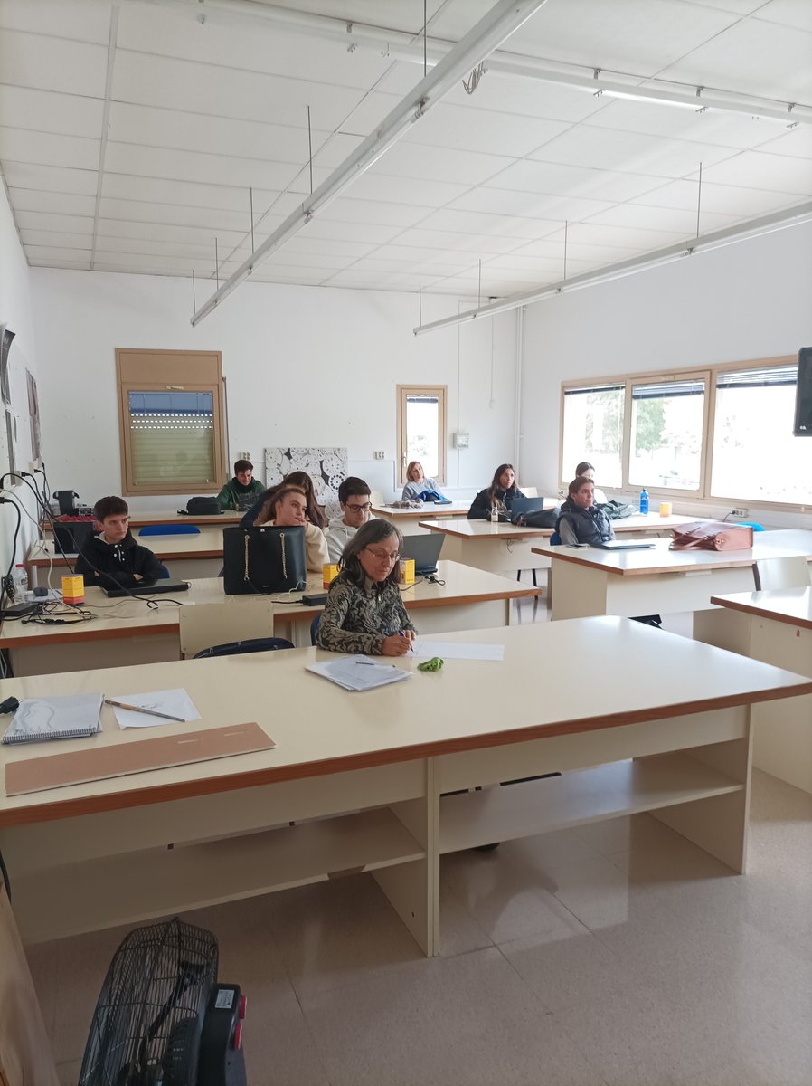 Fa unes setmanes l'alumnat d'estudis superiors de disseny dins de la matèria de Panorama de l'art contemporani van assistir a la conferència dirigida pel senyor Josep Giribet, titulada La intel·ligència artificial dins de l'art contemporani. 
Va ser súper interessant!🙌🏻