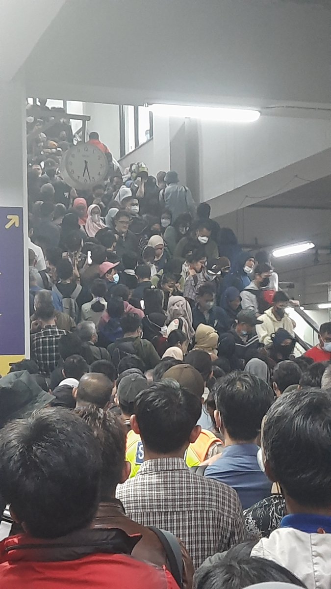 Akibat bangun stasiun cuma mikirin "asal megah". Tidak dipikirkan flow arus manusia pengguna kereta.
Selamat sore arsitektur, Penanggung-jawab proyek, pimpinan <a href="/KAI121/">Kereta Api Indonesia</a>  <a href="/CommuterLine/">KAI Commuter</a>.. Suasana penuh resiko sedang terjadi.. Semoga kalian tenang 😑
<a href="/CurhatKRL/">! Omen</a> <a href="/krlmania/">Roker KRLmania</a>