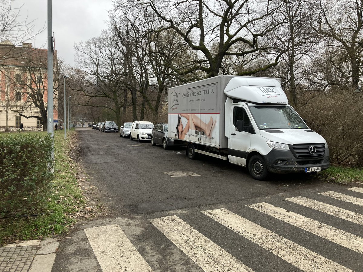 VStransky's tweet image. Když si park vyložíš jako “parking”.

#wocode #kdetoasimamnechat #zakazvjedunenized 

@MP_Praha @ZdenekHrib @parkovanivpraze