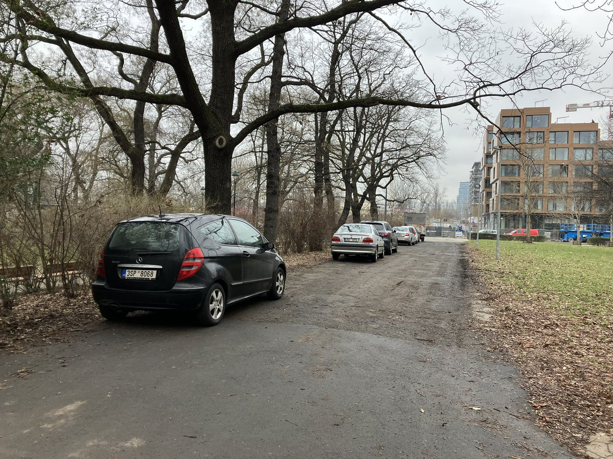 VStransky's tweet image. Když si park vyložíš jako “parking”.

#wocode #kdetoasimamnechat #zakazvjedunenized 

@MP_Praha @ZdenekHrib @parkovanivpraze