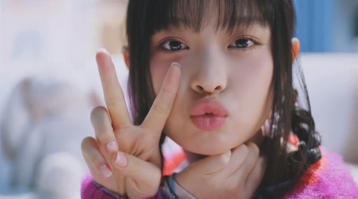 archivehanni's tweet image. hanni is so cool