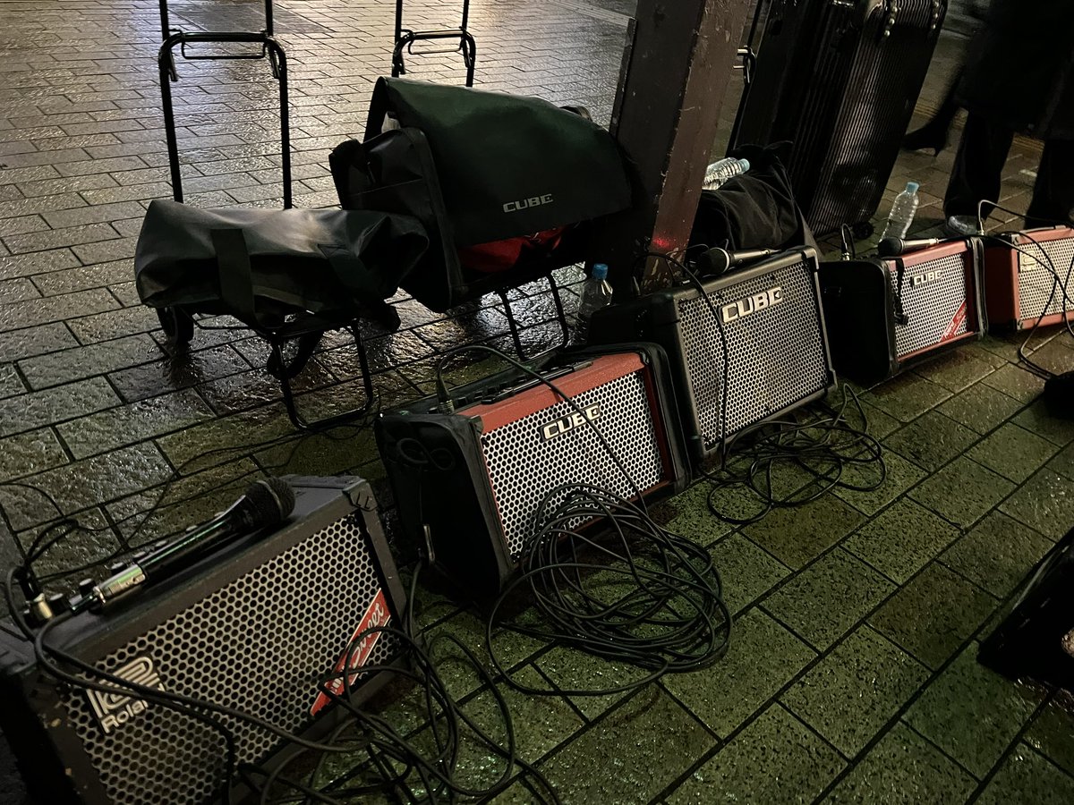 VELLE_fumiya's tweet photo. 武者修行ラスト三ノ宮❤️‍🔥
88日目！雪が降るほど寒い中皆んな沢山有難う😌ただ本当に心配なのでちゃんと暖かくして休んでねっ！

次は久しぶりの滋賀で会いましょう！！！

#ベルエージェー #Overthe5000 https://t.co/jEUGGivi6V