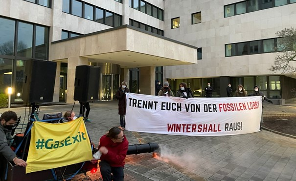GheorghiuAndy's tweet photo. #OffFossilFuels #NoRoomforGas #StandWithUkraine https://t.co/nDeD1bIGtD 2021 Protest against Wintershall’s fossil #gas business modell in front of their headquarters in Kassel! @KligK_KlimaKS @urgewald @KlimalisteKS @Sonja_Meister @ConstZerger @SvitlanaRomanko @PandaAnselm 2/2 https://t.co/Gs3YfUlWe0