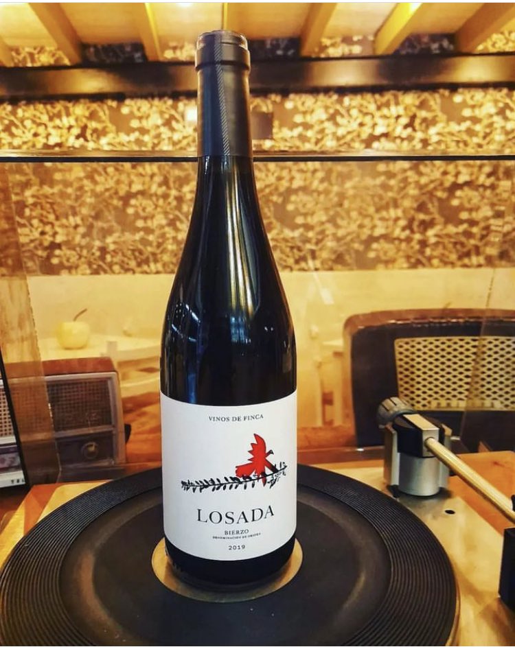 Posted 🍷📸 • @labuhardillagastrobar LOSADA 
D.O Bierzo 2019.
Otro vinazo para la bodega.
#labuhardillagastrobar #torrelavega #losada #vinosdelbierzo #bierzo #cosecha2019 #denominaciondeorigen #vinosdefinca