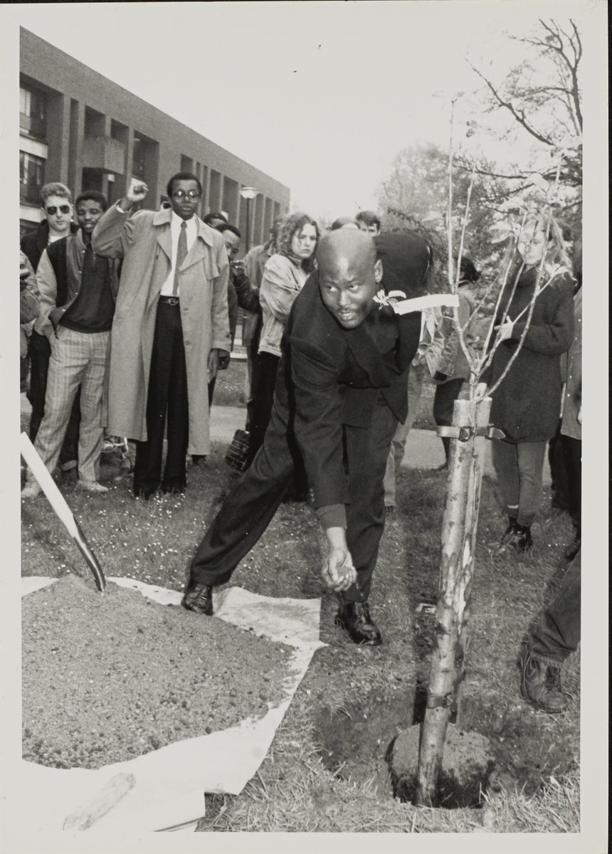 Here's the photo in question - appealing to anyone from the <a href="/SussexUni/">University of Sussex</a> <a href="/sussex_alumni/">Sussex Alumni</a> <a href="/AfricaSussex/">Sussex Africa Centre</a> <a href="/HistoryatSussex/">History at Sussex</a> <a href="/SussexGlobal/">Sussex Global🏳️‍🌈✊🏽✊🏾✊🏿</a> <a href="/DecoloniseS/">Decolonise Sussex</a> <a href="/SussexUniMAH/">School of Media, Arts and Humanities</a> <a href="/sussexlibrary/">Sussex Library</a> communities who might know who is in the photo, the location and date. #MandelaScholarship #ForeverSussex