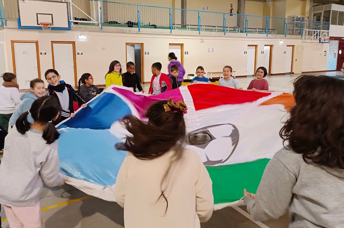 Esta semana gracias a la visita de <a href="/FundacionLaLiga/">FUNDACIÓN LALIGA</a> el alumnado de 3º ha disfrutado de una yincana muy divertida. Además, han trabajado valores del deporte como: 

⚽️ Solidaridad 
🏀 Igualdad 
🏈 Trabajo en equipo 

¡Gracias por venir a nuestro cole! 

<a href="/masEFaragon/">+EF Aragón</a>