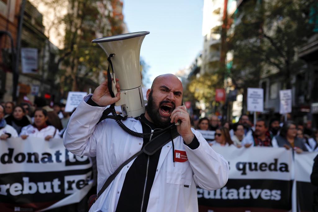 diariARA's tweet photo. ▶️ #Directe | Els Mossos eleven la xifra de metges que s'estan manifestant: almenys 9.500

Xavier Lleonart (Metges de Catalunya): “La vaga i la mobilització ha estat un èxit absolut i rotund”

📷 Francesc Melcion
 
https://t.co/BdWlXaOuGs https://t.co/miqRyjXZGt