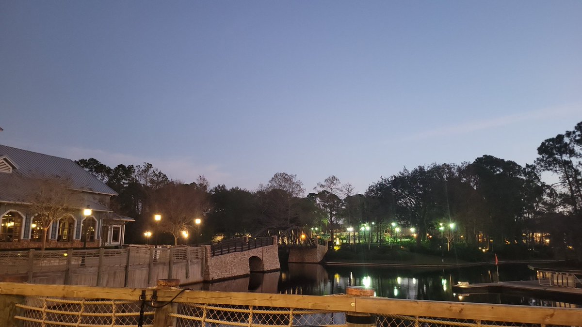 rankingthemouse's tweet photo. I'm not sure there's anything in the world quite like the feeling of arriving to your WDW resort at 630am with an absolutely empty lobby, the sun starting to rise, &amp; the notification that your room is already ready. Pure bliss. https://t.co/ee96Xd3BCv