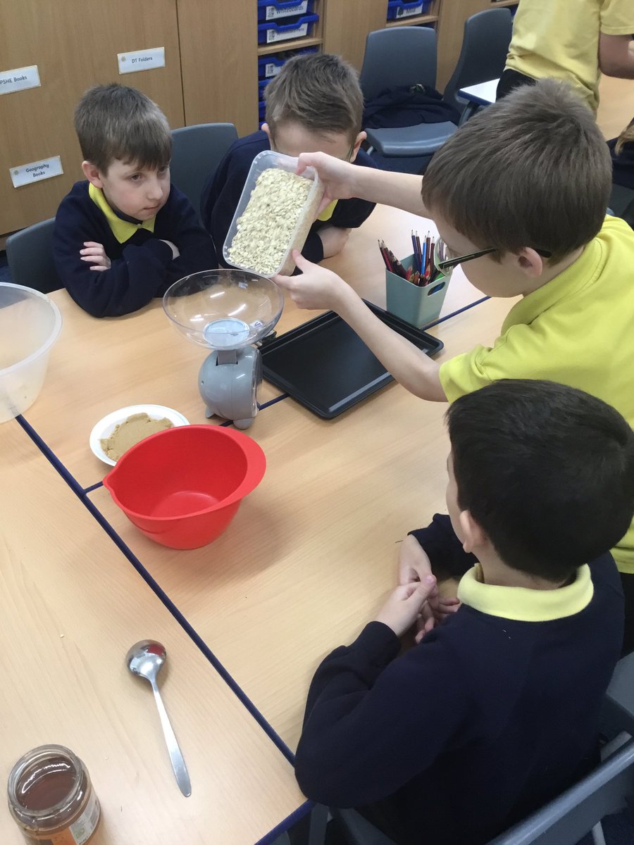 MissSweeney91's tweet photo. Hazel class are very busy this morning making some Stone Age Oatcakes. We cannot wait to taste them later 👩‍🍳🧑‍🍳🍪 Thank you @appleofmyeyepl for a lovely morning 😊  @PinehurstP #PinehurstDT https://t.co/APzOxI4s0U