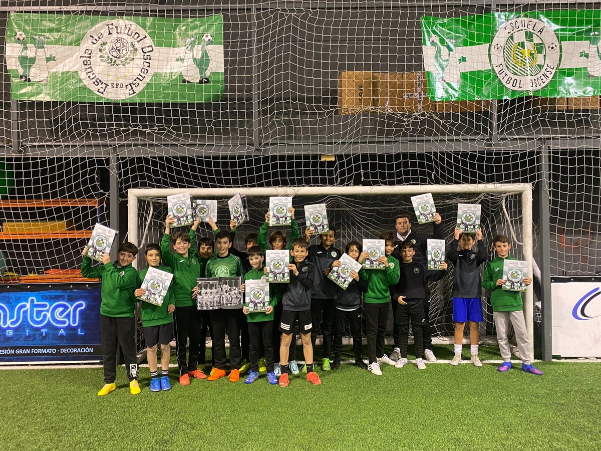 📰 | ¡Ya están aquí los cromos de la EFO! 

Disponibles en los siguientes puntos de venta: 
➡️ Martín Martín 
➡️ Librería Edelweis 
➡️ Restaurante Antillón 
➡️ Nave EFO J. R. Buisán

¿Y tú, vas a hacerte con todos? 🃏 

#AupaEFO ⬜🟩