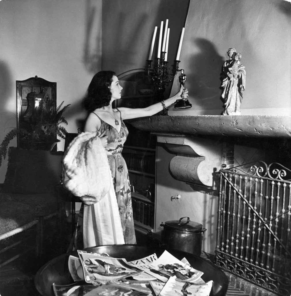 Vivien Leigh placed the Oscar she won for her role as Scarlett in GONE WITH THE WIND on her mantlepiece at home, 1940.