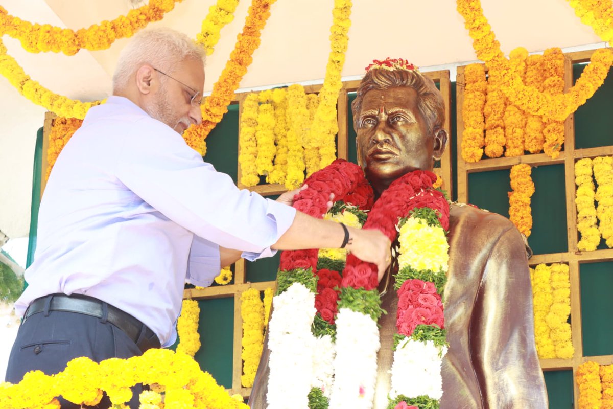 DhulipallaNk's tweet image. సంగం డెయిరి ఆవరణలో ఉన్న క్షీర విప్లవ సారథి, పాడి రైతుల ఆరాధ్యుడు, మాజీ మంత్రి వర్యులు స్వర్గీయ శ్రీ ధూళిపాళ్ళ వీరయ్య చౌదరి గారి విగ్రహం వద్ద డెయిరీ పాలకవర్గ సభ్యులు, పాడి రైతులు, అధికారులు, ఉద్యోగులతో కలసి నివాళులు అర్పించటం జరిగింది.
#joharveeraiahchowdary #sangamdairy