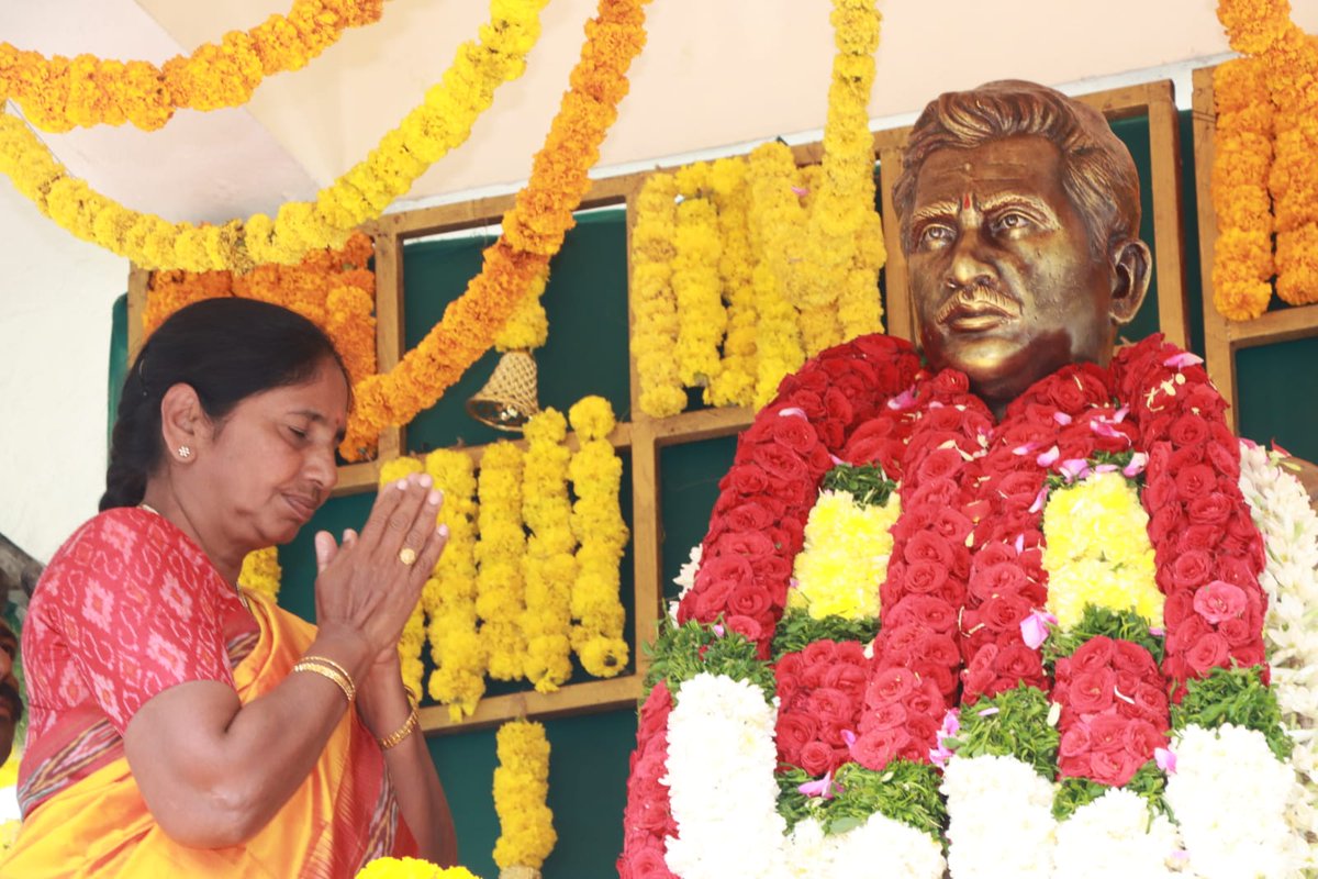 DhulipallaNk's tweet image. సంగం డెయిరి ఆవరణలో ఉన్న క్షీర విప్లవ సారథి, పాడి రైతుల ఆరాధ్యుడు, మాజీ మంత్రి వర్యులు స్వర్గీయ శ్రీ ధూళిపాళ్ళ వీరయ్య చౌదరి గారి విగ్రహం వద్ద డెయిరీ పాలకవర్గ సభ్యులు, పాడి రైతులు, అధికారులు, ఉద్యోగులతో కలసి నివాళులు అర్పించటం జరిగింది.
#joharveeraiahchowdary #sangamdairy
