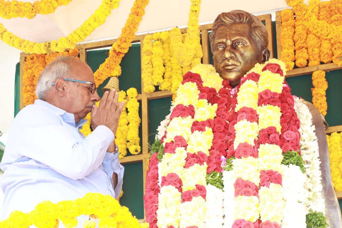 DhulipallaNk's tweet image. సంగం డెయిరి ఆవరణలో ఉన్న క్షీర విప్లవ సారథి, పాడి రైతుల ఆరాధ్యుడు, మాజీ మంత్రి వర్యులు స్వర్గీయ శ్రీ ధూళిపాళ్ళ వీరయ్య చౌదరి గారి విగ్రహం వద్ద డెయిరీ పాలకవర్గ సభ్యులు, పాడి రైతులు, అధికారులు, ఉద్యోగులతో కలసి నివాళులు అర్పించటం జరిగింది.
#joharveeraiahchowdary #sangamdairy