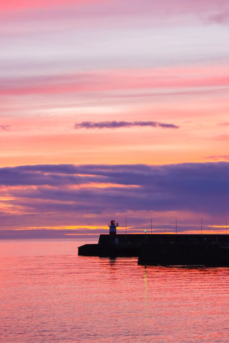 sscanlon07's tweet photo. Early morning colours #dawn #sea #Wicklow https://t.co/877HuoD2ay