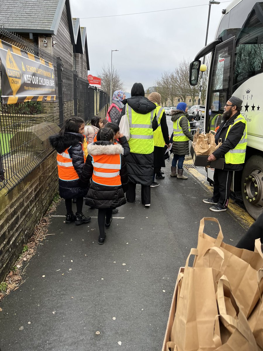IqraPrimaryA's tweet photo. Year 1 left eagerly for their trip to @LDCManchester as part of our STEM engineering week. #weareiqra #STEMeducation #earlyengineers #raisingaspirations https://t.co/z912oQzTiW