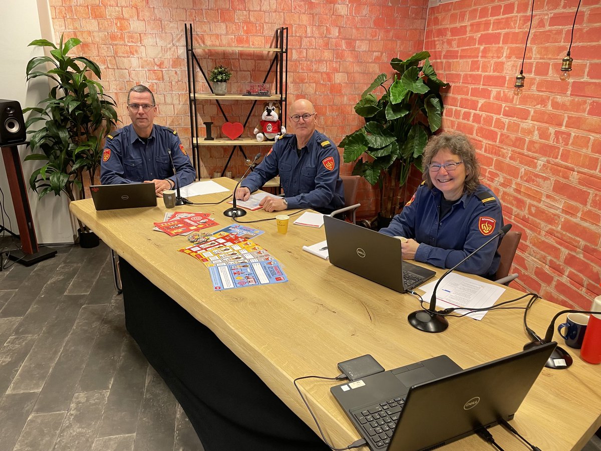 Vandaag met mijn collegae van Brandweer op School in de studio in Assen…. Verzorgen van een Webinar, heel leuk en interessant, 👍