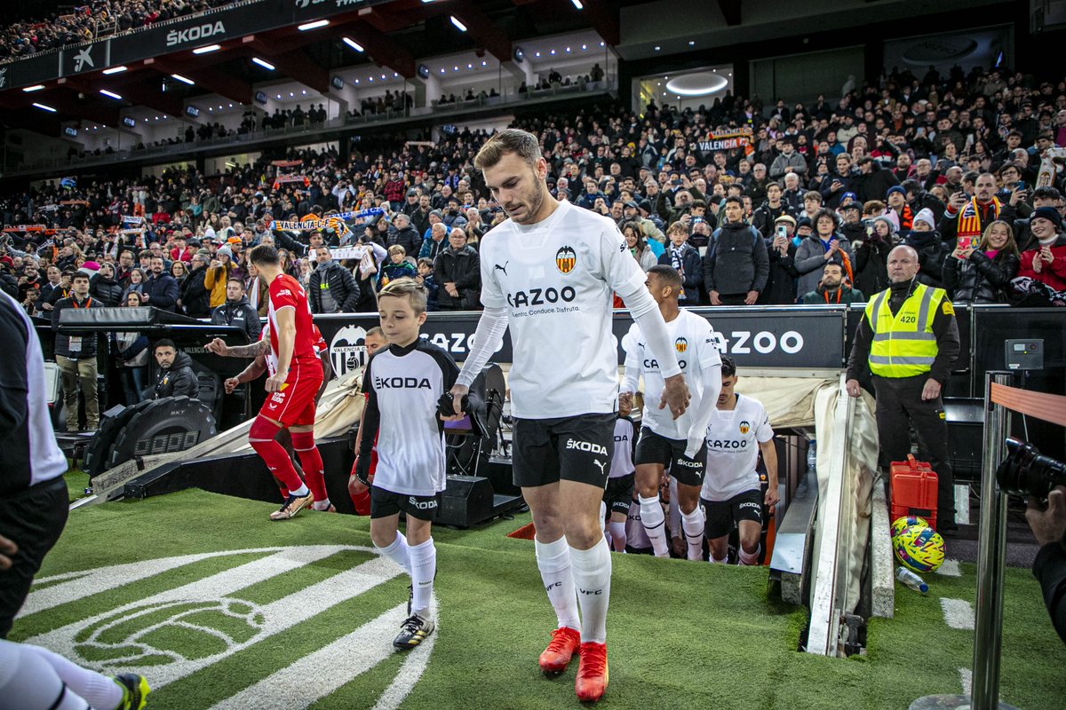 AutocenterLV's tweet photo. Nuestro niños ŠKODA salieron ayer al campo junto a los jugadores del @valenciacf CF para darles todo su ánimo y apoyo en el partido que disputaron contra el Almería.🙌⚽

@skoda_es

#autocenterlevante #amuntvalencia #valencia #valenciacf https://t.co/SxjvJVtJyo