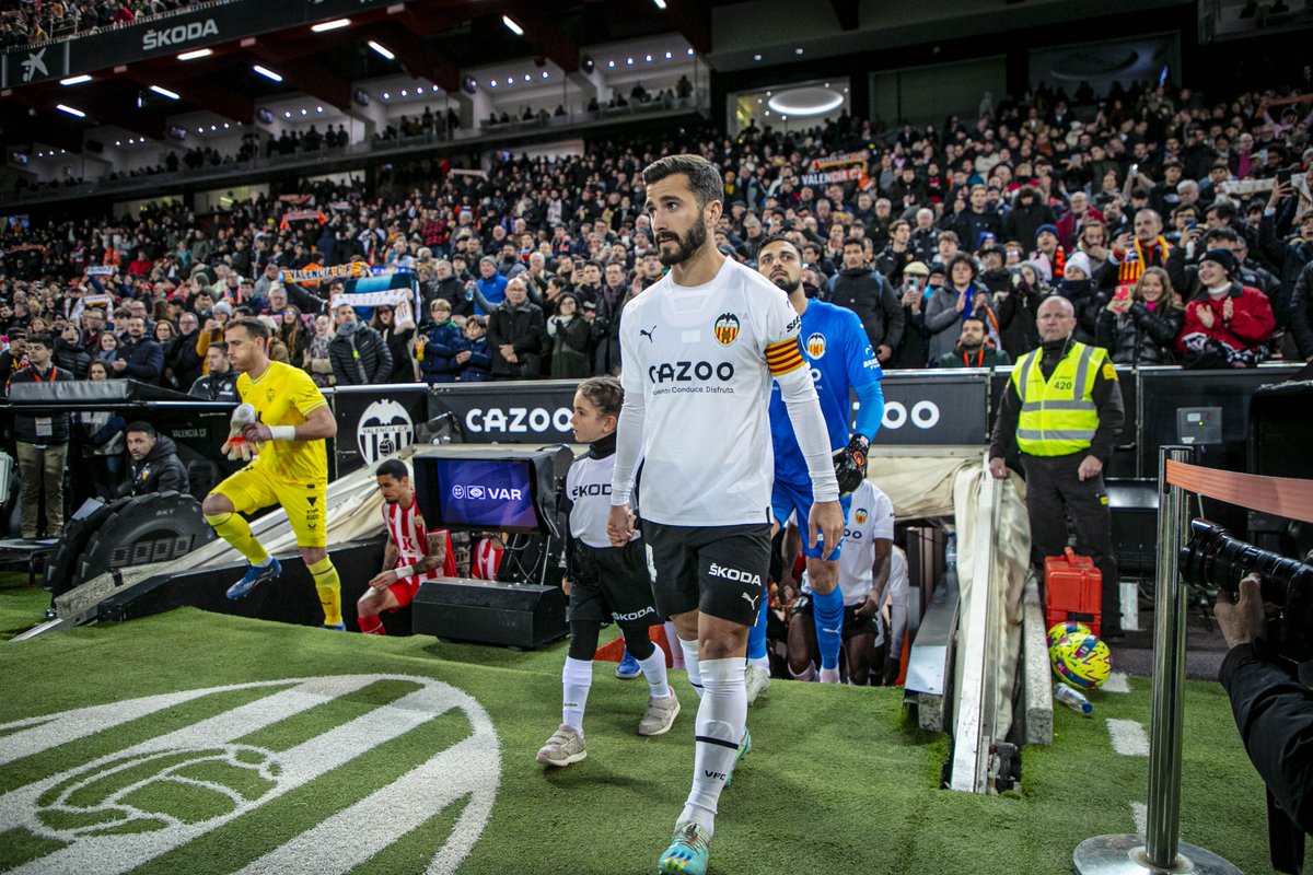 AutocenterLV's tweet photo. Nuestro niños ŠKODA salieron ayer al campo junto a los jugadores del @valenciacf CF para darles todo su ánimo y apoyo en el partido que disputaron contra el Almería.🙌⚽

@skoda_es

#autocenterlevante #amuntvalencia #valencia #valenciacf https://t.co/SxjvJVtJyo