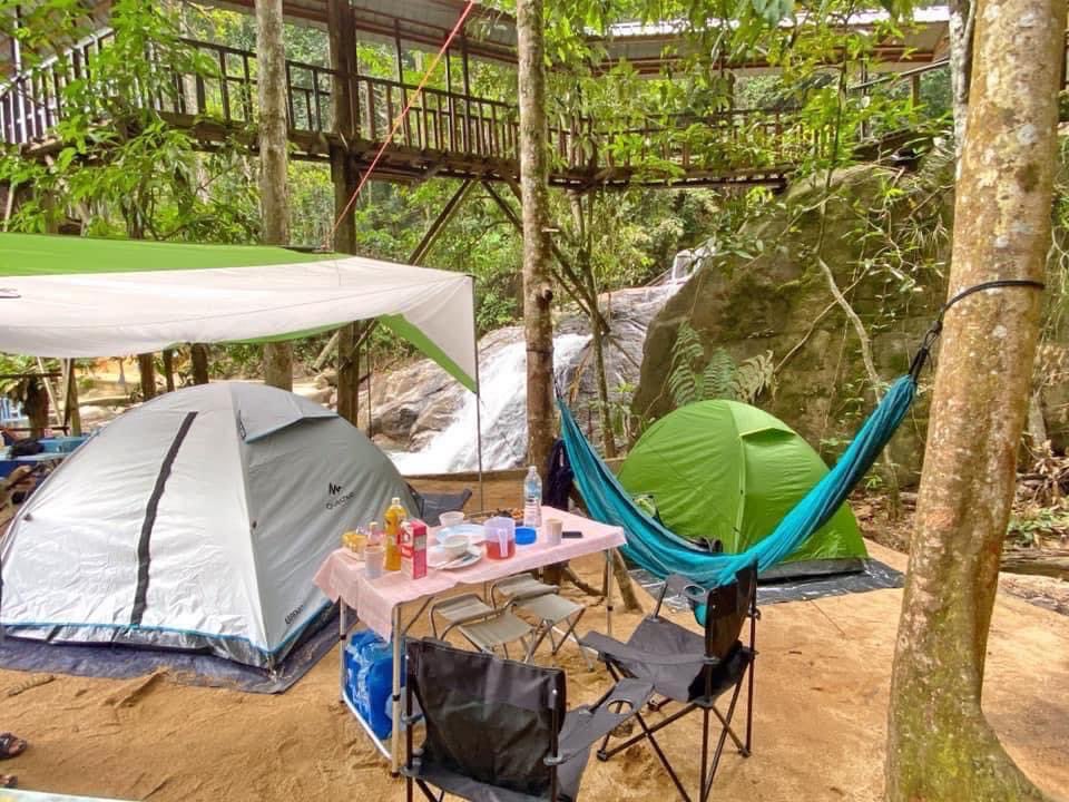 Jomkitamy's tweet photo. Port camping terbaru di Johor!🏕 #JomKita 

Bangun tidur terus nampak air terjun weh! Kat sini korang boleh camping tau! Kalau taknak camping chalet pun ada weh! Apa tunggu lagi guys…👀 

📍Takah Pengkoi, Bekok, Johor https://t.co/2dWyEixfm1