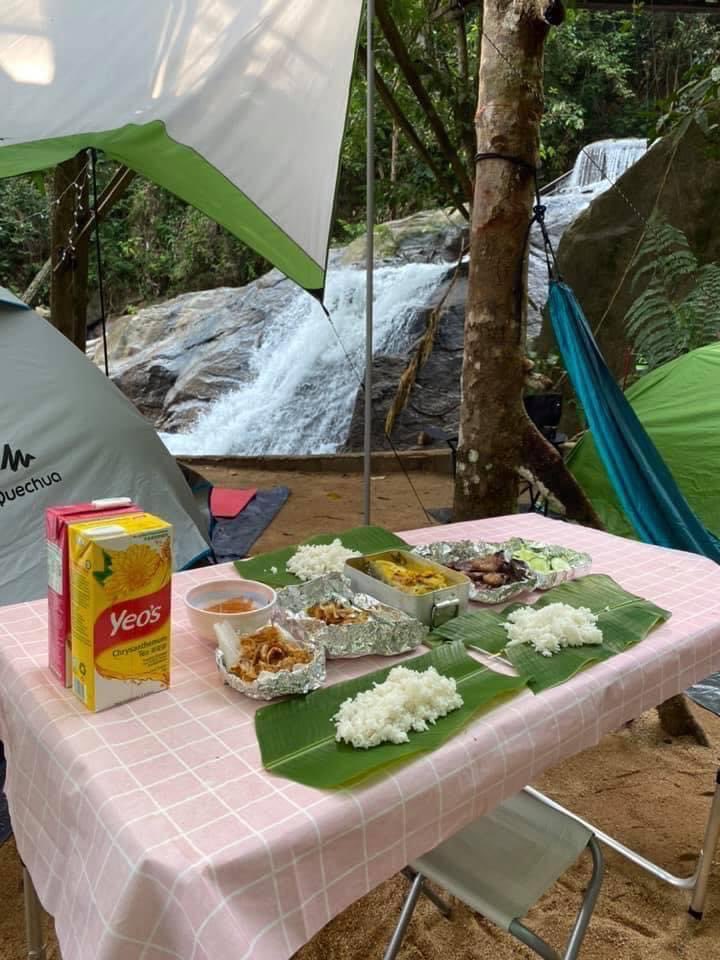 Jomkitamy's tweet photo. Port camping terbaru di Johor!🏕 #JomKita 

Bangun tidur terus nampak air terjun weh! Kat sini korang boleh camping tau! Kalau taknak camping chalet pun ada weh! Apa tunggu lagi guys…👀 

📍Takah Pengkoi, Bekok, Johor https://t.co/2dWyEixfm1