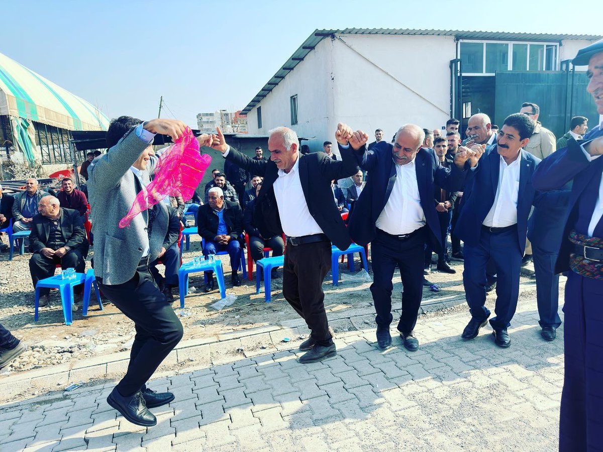 cihatkoc61's tweet photo. Bir başkadır Silopi’nin düğünleri… Ahir ömrümde halay başı olmadım da demem artık. Gerçi beceremedim ama en azından denedim:) 
Düğünler halayla, türküyle, coşkuyla güzel. Sevincimize gölge düşmesin, mutluluğa kurşun sıkılmasın… https://t.co/o7JTO65Bud