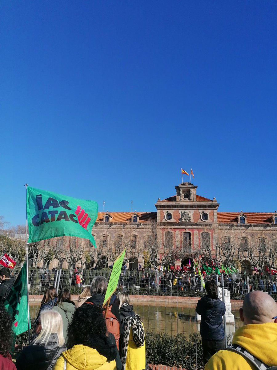 CATAC_IAC's tweet photo. @iac_catac_int La multitudinària manifestació en defensa dels serveis públics i de qualitat ha arribat al Parlament de Catalunya!

Defensarem els serveis públics per una gestió 100% pública.

Prou privatitzacions!

#VagaEducacioSanitat 
#PASEducacioEnLluita https://t.co/ar5Uxefaav