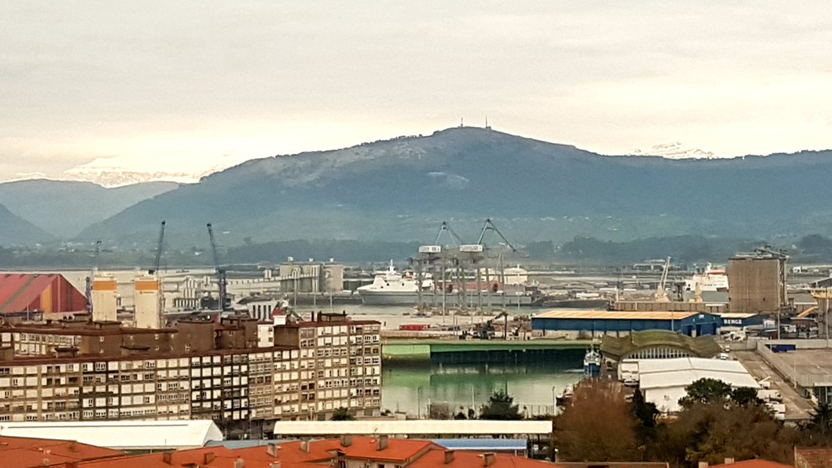 Apez140's tweet photo. #Ratos
De #LaBahíaDeSantander y el #PuertoDeRaos, dos #RoRoCargoShip en sus muelle de @port_santander ...🧚♀️😎 https://t.co/C5SaNFClnc