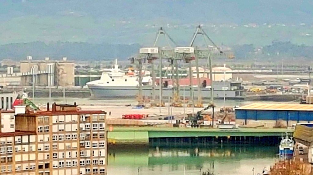 Apez140's tweet photo. #Ratos
De #LaBahíaDeSantander y el #PuertoDeRaos, dos #RoRoCargoShip en sus muelle de @port_santander ...🧚♀️😎 https://t.co/C5SaNFClnc