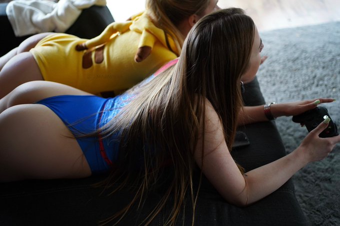 Gamergirls 🎮🎮 https://t.co/cD2Wc4gPYk<a href="/tag/porn"class="tags"><span>#porn</span></a><a href="/tag/bigboobs"class="tags"><span>#bigboobs</span></a><a href="/tag/bigtits"class="tags"><span>#bigtits</span></a>