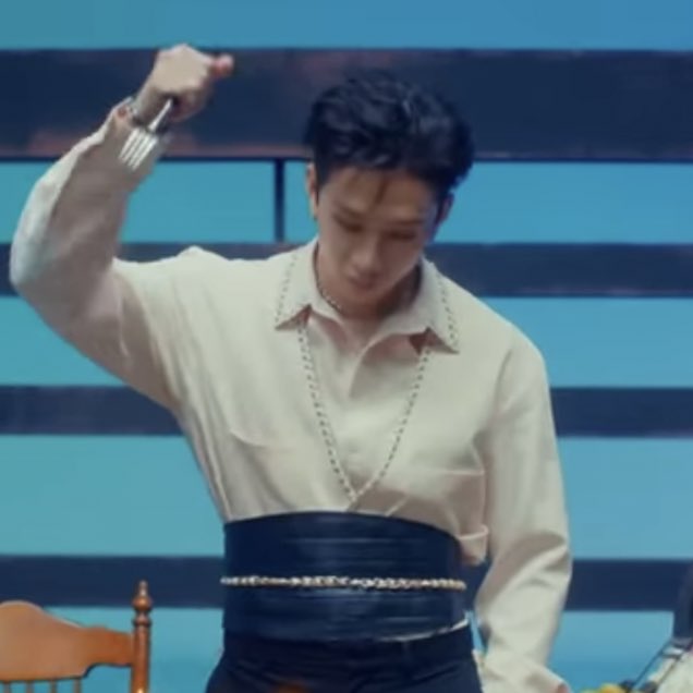 naurnotchan's tweet photo. damnn when bang chan stabbed the cake ??? THAT WAS SO HAWT??? https://t.co/oSTsdhPNwn