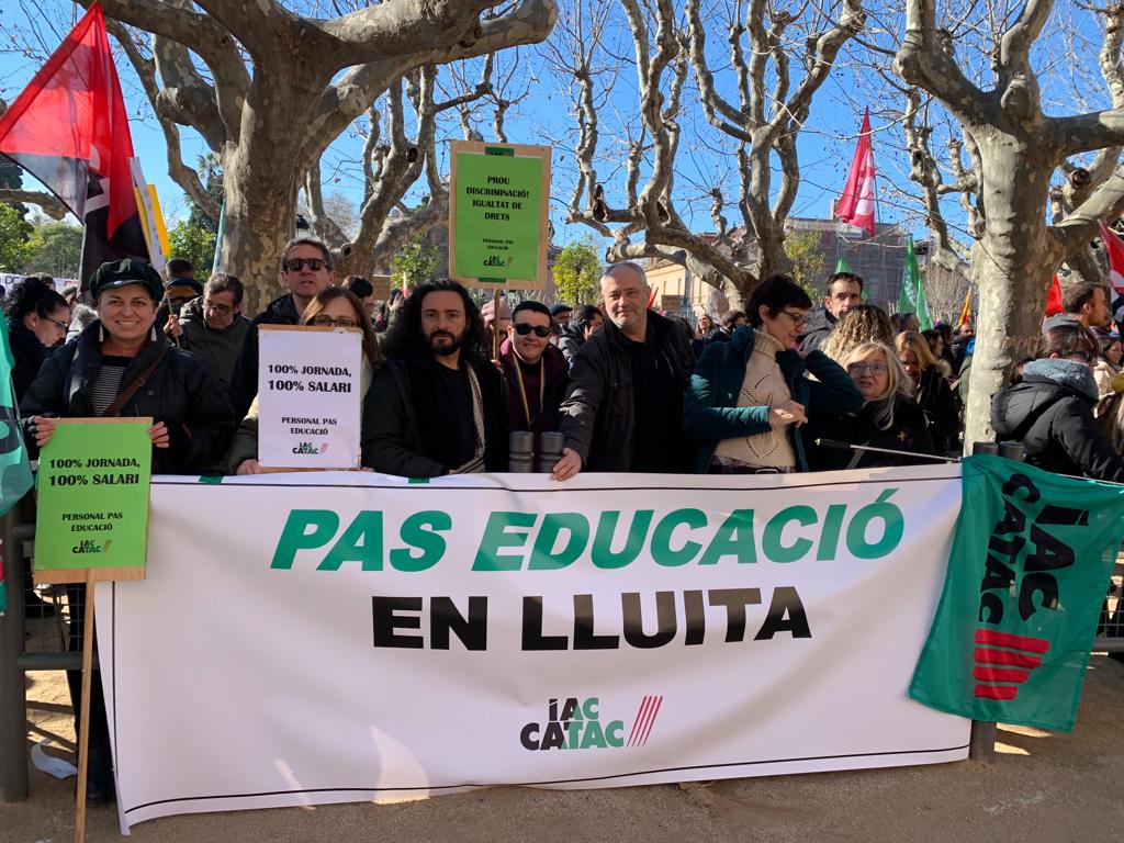 CATAC_IAC's tweet photo. @iac_catac_int La multitudinària manifestació en defensa dels serveis públics i de qualitat ha arribat al Parlament de Catalunya!

Defensarem els serveis públics per una gestió 100% pública.

Prou privatitzacions!

#VagaEducacioSanitat 
#PASEducacioEnLluita https://t.co/ar5Uxefaav