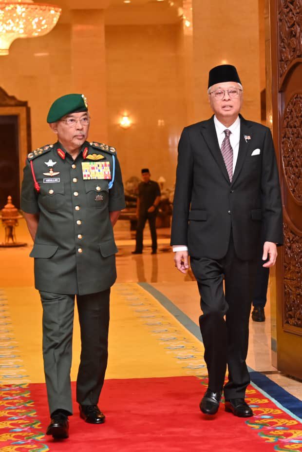 IsmailSabri60's tweet photo. Patik juga menjunjung kasih titah nasihat dan panduan KDYMM Tuanku terhadap patik sewaktu bertukar-tukar pandangan dalam pelbagai isu. 
 
Allah Lanjutkan Usia KDYMM Tuanku. https://t.co/elWDOPDL4I