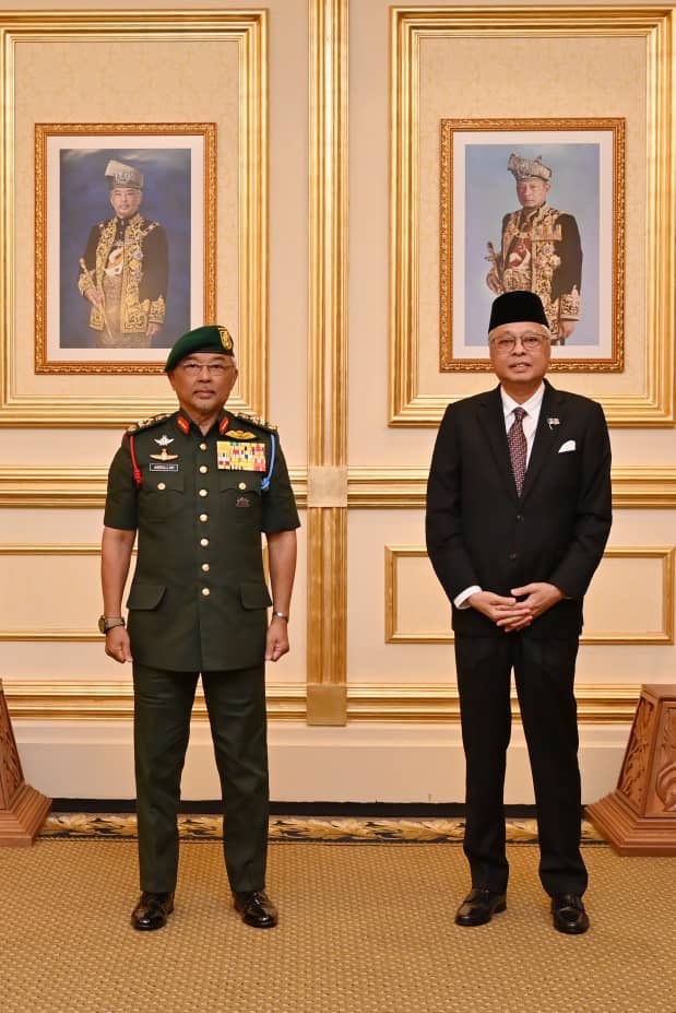 IsmailSabri60's tweet photo. Patik juga menjunjung kasih titah nasihat dan panduan KDYMM Tuanku terhadap patik sewaktu bertukar-tukar pandangan dalam pelbagai isu. 
 
Allah Lanjutkan Usia KDYMM Tuanku. https://t.co/elWDOPDL4I