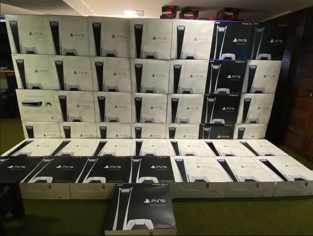 ps5_4u's tweet photo. 🎁第1回プレゼント企画🎁

PlayStation5×20名様にプレゼント✨

応募条件
①フォロー＆固定ツイートRT
②公式LINE追加↓
https://t.co/AxDshYep2e

締め切り
2/15日まで
#PS5 
#PlayStation5 
#プレステ5 
#プレゼント企画 
#プレゼントキャンペーン 
#プレゼント企画実施中 https://t.co/BBxn1ZSwID