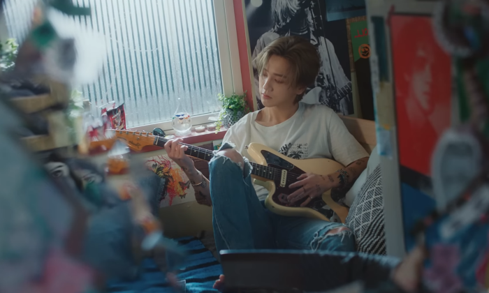 KpopChartNet's tweet photo. Yesung Super Junior Bernyanyi Tentang Hal Kecil Dalam MV Solo 'Small Thing'
#Yesung #SuperJunior #SmallThing
https://t.co/lIcyAZWHkR https://t.co/64fpGKqQbf