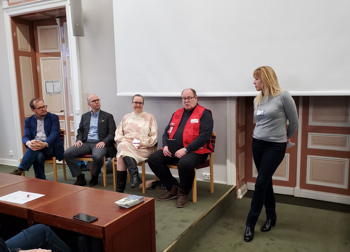 LS <a href="/AVItwiittaa/">Aluehallintovirasto</a> ja <a href="/PorinPR/">Porin prikaati</a> alueellisen maanpuolustuskurssin erinomaisessa paneelikeskustelussa puitiin tiedotustoiminnan varautumista, kriisiviestintää ja informaatiovaikuttamista. Kiitokset <a href="/yleturku/">yleturku</a>, @SatakunnanAMK, <a href="/satasote/">Satakunnan hyvinvointialue</a> ja <a href="/SPRsatakunta/">SPR Satakunnan piiri</a>.