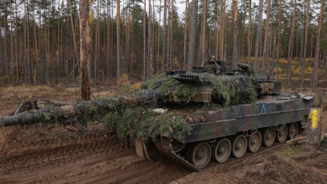 Almanya Başbakanı Olaf Scholz, Ukrayna'ya Leopard tankları gönderileceğini açıkladı. Almanya, üçüncü ülkelerin ellerindeki Leopard 2 tanklarının da Ukrayna'ya gönderilmesine izin verdi.

#sondakika #almanya #olafscholz #ukranya #Leopard2 #çarşamba #dünya #CİNE1 #cine1haber