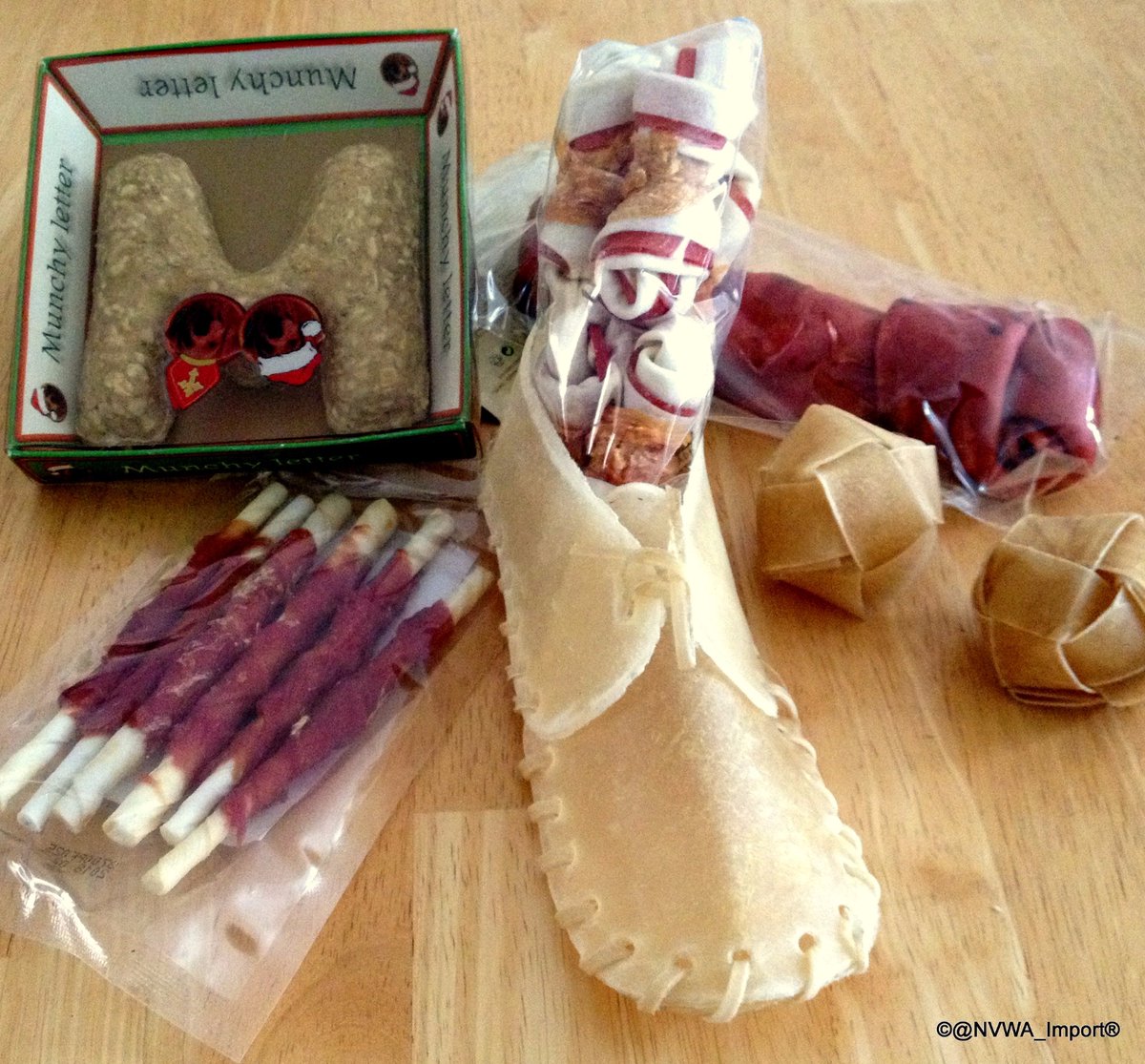 NVWA_Import's tweet photo. Weet u dat spelletjes en dogchew voor uw #huisdier aan de grens worden gekeurd? Die zijn vaak van dierlijke oorsprong, bijv. huiden, pezen en ingewanden. De traceerbaarheid is belangrijk en in een aantal gevallen ze worden onderzocht op ziektekiemen #kauwartikelen #importkeuring https://t.co/fb4hKRY3SP