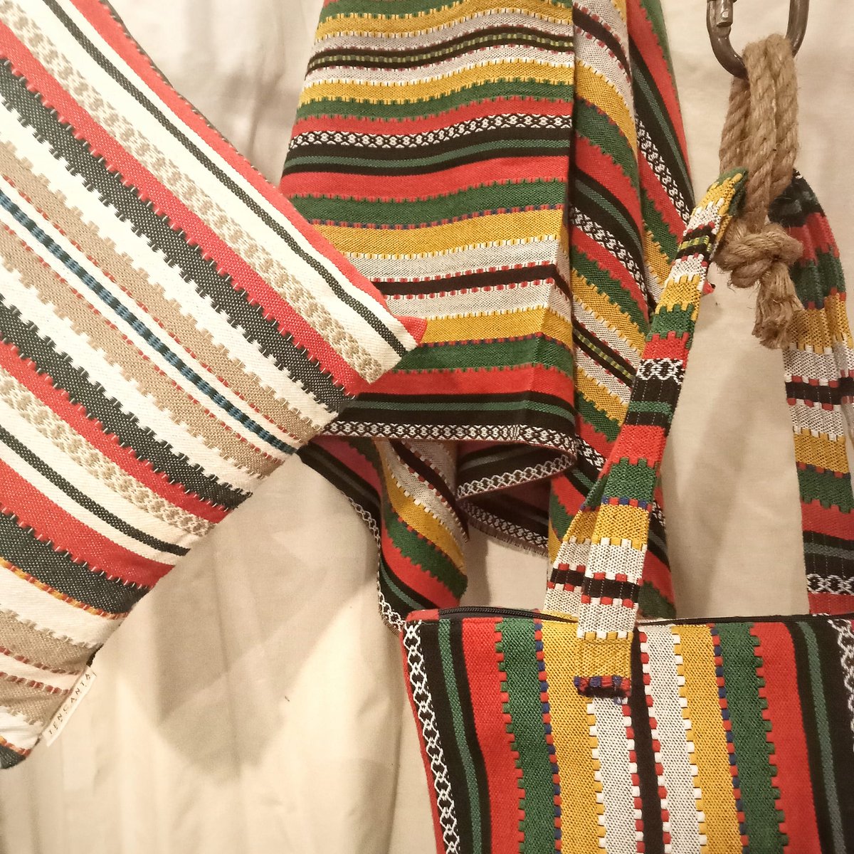 TAlpujarra's tweet photo. Hay elementos en #laAlpujarra que tienen vida más allá, uno de ellos son las 🧵 telas alpujarreñas, que representan lo 🏡 rural, lo artesanal y lo rústico allá donde se encuentren. Complementos artesanales en #Capileira y funcionales con diseños coloridos 🌈 https://t.co/LQA6Mvq51X