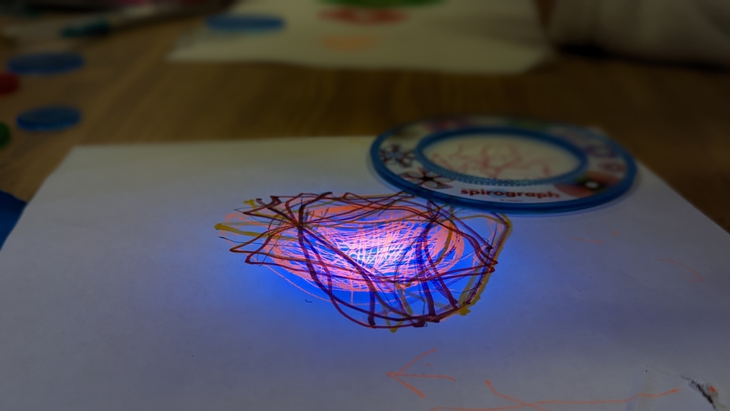 ambernicole404's tweet image. Our exploration with #spirograph continues! Add some #blacklight and it is a #party! #spirographdrawings #Espirografo #wildgears #happy #fun #familyfriendly #math #art #glowinthedark
