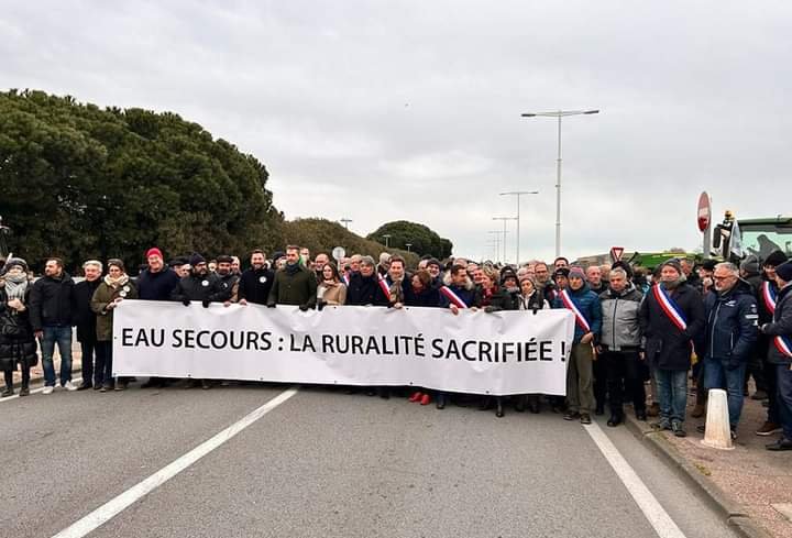 terradelsavis's tweet photo. TdA baixa al carrer en defensa de la pagesia nord-catalana i dels canals de rec atacats per organismes d'ecologistes dogmàtics i sense escrúpols. Perpinyà, 24 de gener de 2023. https://t.co/SC7OB6tsKL