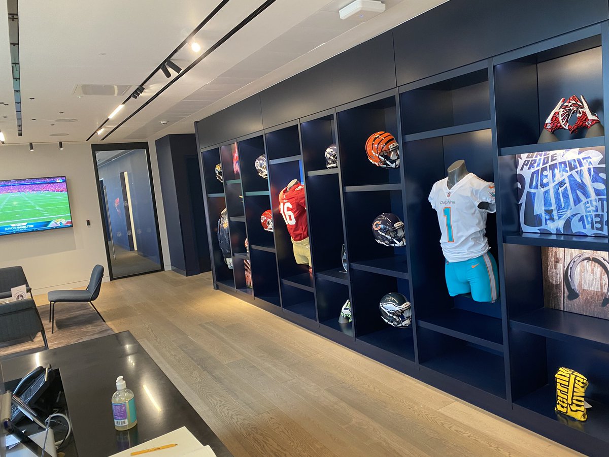 CarlsenLarsc's tweet photo. Heading home after short, but very inspiring, visit with old friend @Jeff_Reinebold in London.
Looking forward to developing on our thoughts and ideas 🏈 https://t.co/zFxBFFFiZ0