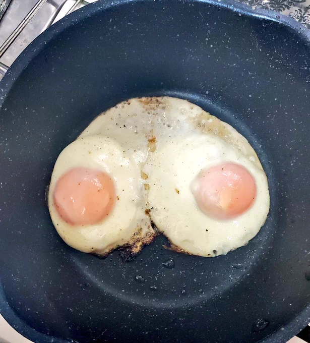 目玉焼き作ろうとしたらおっぱいマウスパッド完成しちゃった... 