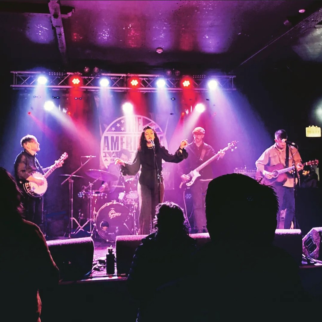 IzzieWalsh's tweet photo. Thanks to everyone who came to watch my set at @TheAMAUK London! Was so much fun to showcase what I've been working on with these amazing musicians!  Looking forward to the conferences and showcases today/tonight! Seeya there!🎶

#americanamusicweek #theamauk #americana #london https://t.co/QmOcyJfPGD
