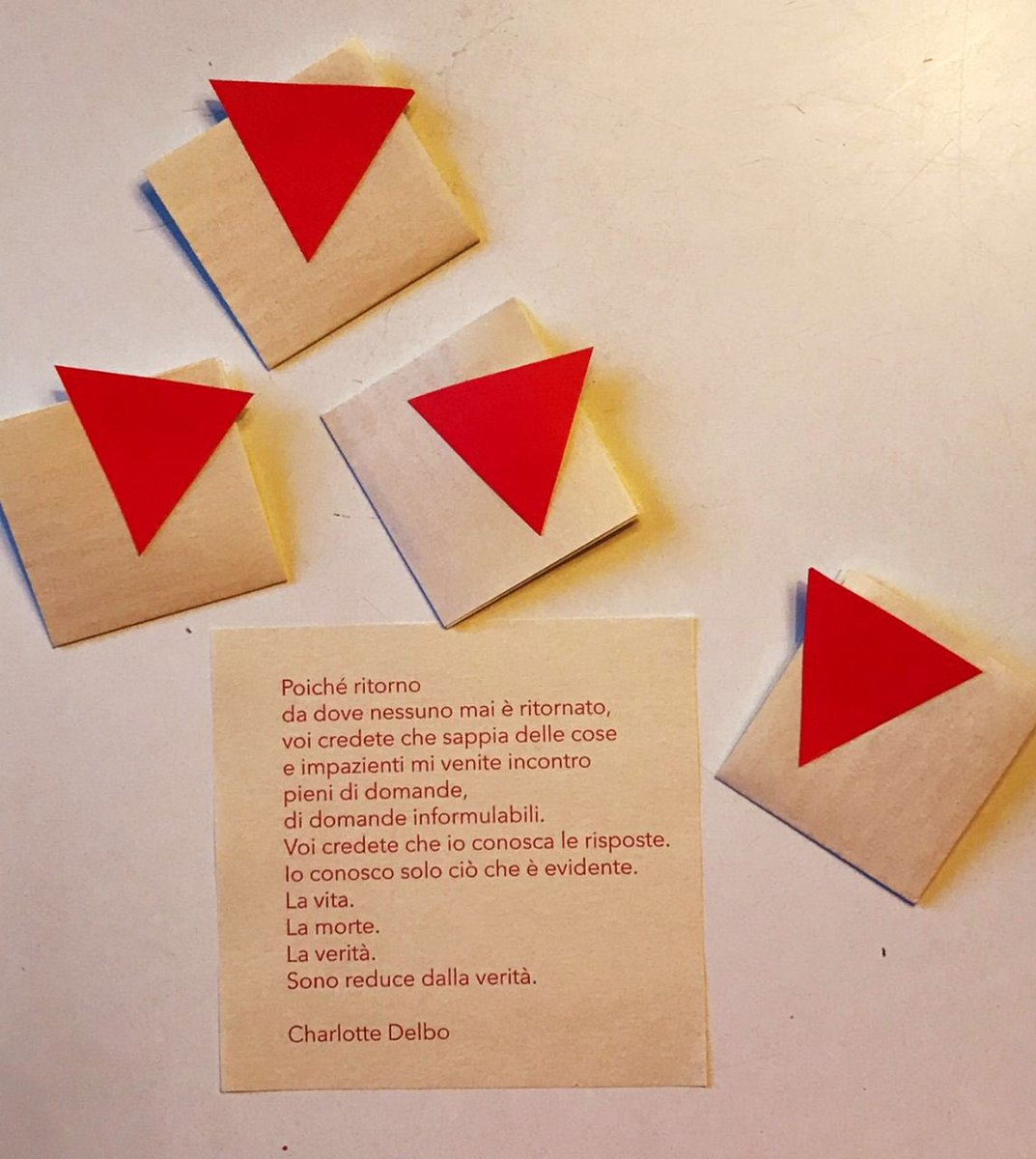 Ven.27 ascolteremo le storie di 23partigiane che hanno vissuto l’orrore di #Auschwitz. 
#CharlotteDelbo era una di loro. ‘Reduce dalla verità’, è tornata per raccontare. Venerdì porteremo le sue parole con noi. Tanti piccoli, preziosi biglietti di memoria.
bit.ly/3H92Oqf