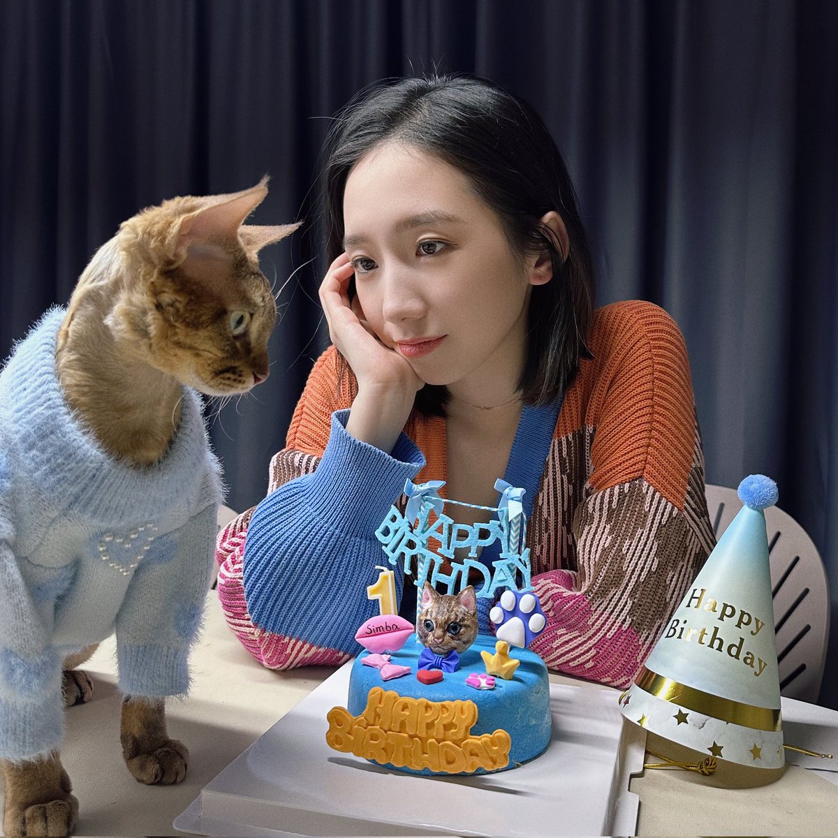 「📸 |  #MengMeiqi envia fotos dela comemorando o aniversário de seu gato 'Simba' em seu Weibo