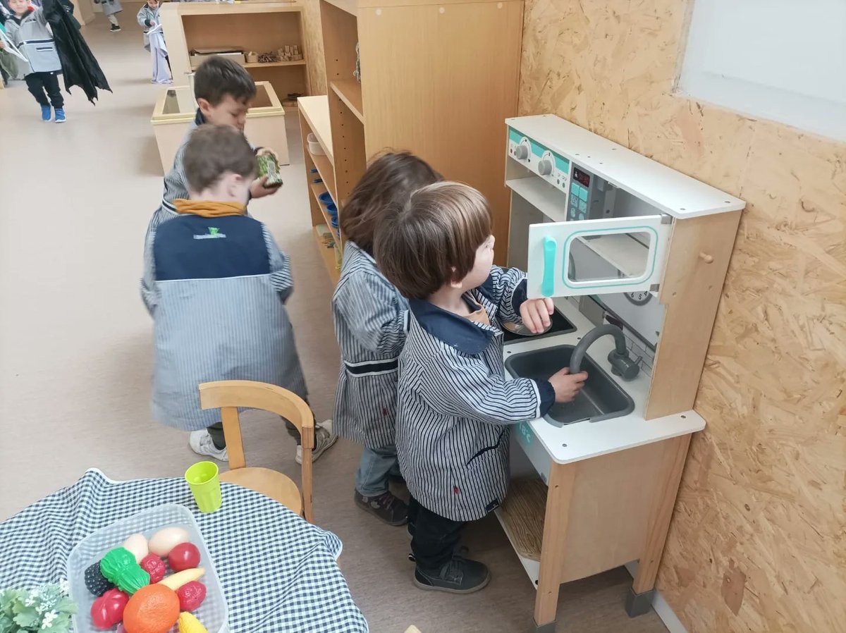 epiasabadell's tweet photo. quan un infant té la possibilitat de jugar i d'explorar sigui lliurement o bé a través d'activitats guiades afavorim les primeres eines per a l'aprenentatge.
#I3PIASABADELL
#INFANTILPIASABADELL https://t.co/MDbi4usxEv