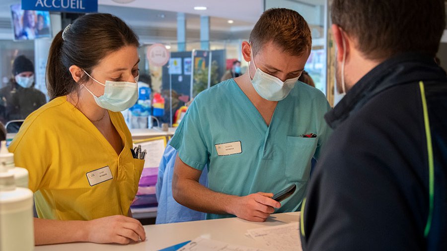 🩺 On prend soin de vous | Les #infirmiers des #urgences remplissent plusieurs missions, dont l’organisation de l’accueil des patients. 
👉 Véritable chef d'orchestre du flux patients, c'est un poste fondamental, passionnant, mais à forte charge mentale.
➡️chu-poitiers.fr/infirmier-dorg…